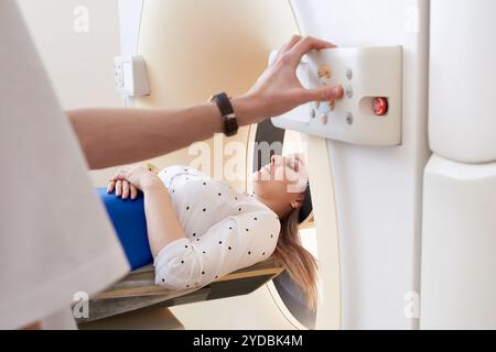 Weibliche Patientin, die sich einer MRT-Untersuchung unterziehen - Kernspintomographie im Krankenhaus. Medizinische Geräte und Gesundheitskonzept Stockfoto