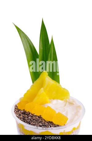 Chia Pudding mit Ananas isoliert auf weiß Stockfoto