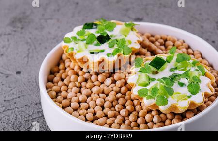 Tzatziki: Traditionelle griechische Joghurtsauce mit Gurke Stockfoto