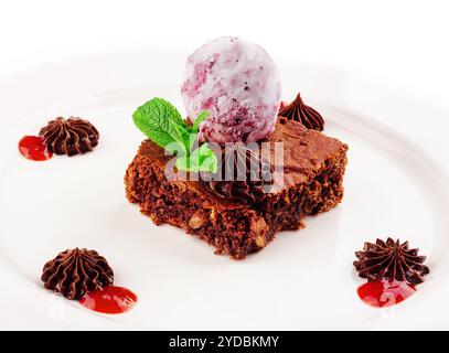 Leckerer Schokoladen-Brownie mit Heidelbeereis Stockfoto