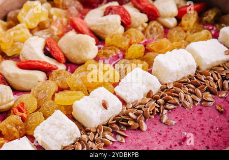 Gesunder Smoothie zum Frühstück mit Rosinen und Cashewkernen in Kokosnussschale Stockfoto