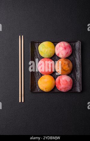 Köstliche bunte asiatische Mochi-Süßigkeiten mit Reisteigschale Stockfoto