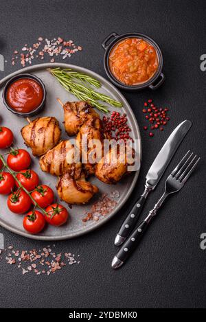 Köstliches gebackenes Hühnchen oder putenshish Döner auf einem Spieß Stockfoto