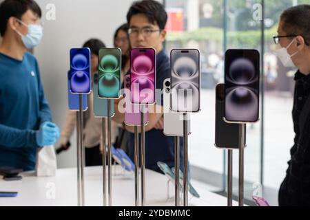 Die neue iPhone 16-Serie wird am Montag, den 14. Oktober 2024, in einem Apple Store in Shanghai, China, ausgestellt. Stockfoto