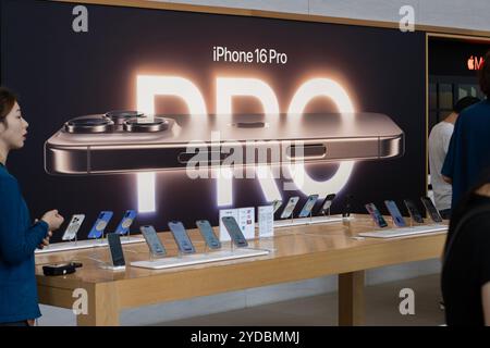 Werbung für das neue iPhone 16 Pro wird am Montag, den 14. Oktober 2024, in einem Apple Store in Shanghai, China, gezeigt. Stockfoto