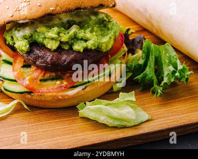 Burger mit Pommes frites auf Holztablett Stockfoto