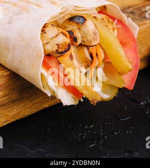 Rustikale Shawarma mit Pommes frites, Pilzen, Huhn in Pitabrot Stockfoto