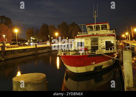 Beleuchtetes Ausflugsboot im Hafen bei Nacht, reflektiert im ruhigen Wasser, Waren, Müritz, Nationalpark Mecklenburg-Vorpommern, Deutsch Stockfoto