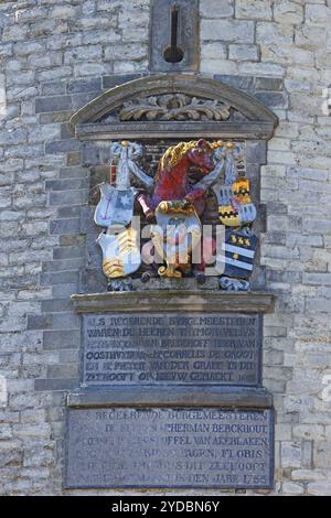 Stadtwappen mit Einhorn auf dem historischen Hoofdtoren Wehrturm im Hafen von Hoorn, Markermeer, Teil des IJsselmeer, Provinz Stockfoto