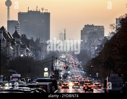 Berlins Wahrzeichen am belebten Kaiserdamm und der Bismarckstraße sind während der morgendlichen Hauptverkehrszeit, 24.10.2024, in Berlin, Deutschland, E Stockfoto