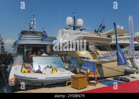 Luxusyachten Seite an Seite im Hafen bei sonnigem Wetter, Mediterranean Yacht Show, Hafen, Nafplio, Nauplia, Nauplion, Nafplion, Argolis, Argolic Stockfoto