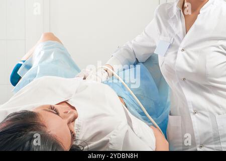 Gynäkologe untersucht schwangere Frauen mit Ultraschall Stockfoto