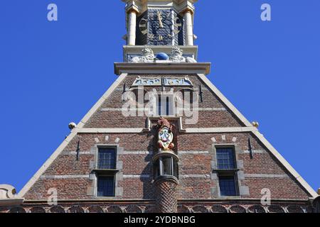 Stadtwappen mit Einhorn und Posthorn auf dem historischen Hoofdtoren Wehrturm im Hafen von Hoorn, Markermeer, Teil der IJsselm Stockfoto