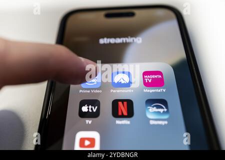 Berühren Sie mit einem Finger das Symbol der Prime Video App auf einem Smartphone-Bildschirm mit verschiedenen anderen Streaming-Apps Stockfoto