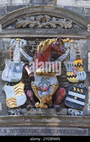 Stadtwappen mit Einhorn auf dem historischen Hoofdtoren Wehrturm im Hafen von Hoorn, Markermeer, Teil des IJsselmeer, Provinz Stockfoto