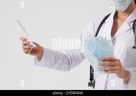 Arzt oder Pfleger empfehlen, eine Gesichtsschutzmaske zum Schutz vor Virusinfektion, Coronavirus-Konzept, zu verwenden Stockfoto