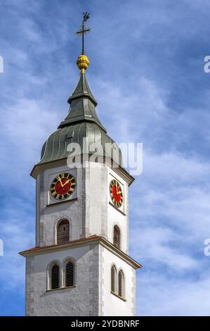 Kirchturm mit Uhren der römisch-katholischen Kirche St. Verena, Bad Wurzach, Allgaeu, Baden-Württemberg, Deutschland, Europa Stockfoto