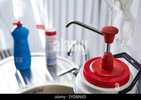 Spezielle Reinigungsseife, die nach der Arbeit in der Werkstatt auf sehr schmutzige Hände angewendet wird Stockfoto