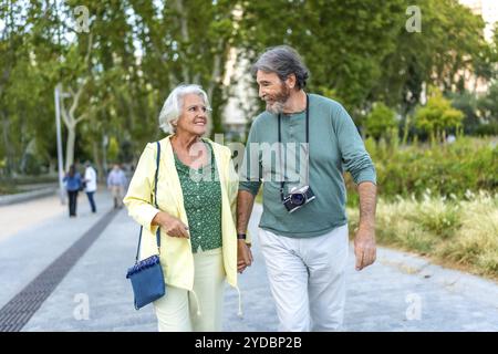 Schönes weißes Seniorenpaar, das eine Stadt besucht und Hände hält Stockfoto