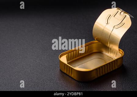 Geöffnete Dose aus Metall-Aluminium-Sardinen in Öl mit Gewürzen und Salz Stockfoto