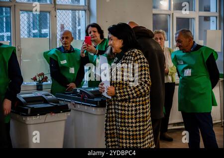 Tiflis, Georgien. Oktober 2024. Die Präsidentin der georgischen Republik, Salome Zourabichvili, die bei den Wahlen in Georgien gesehen wurde, steht kurz davor, ihre Stimme abzugeben. Quelle: SOPA Images Limited/Alamy Live News Stockfoto