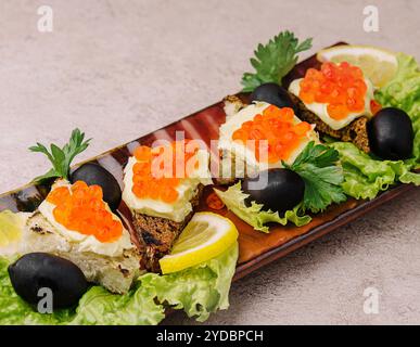 Bruschetta mit rotem Kaviar auf einem Teller Stockfoto