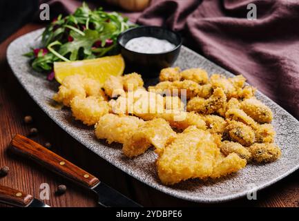 Garnelen, Krabbenbeine und Muscheln in Teig gebraten Stockfoto