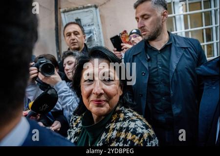 Tiflis, Georgien. Oktober 2024. Die Präsidentin der georgischen Republik, Salome Zourabichvili, spricht in der Presse, nachdem sie ihre Stimme während der georgischen Wahlen abgegeben hat. Quelle: SOPA Images Limited/Alamy Live News Stockfoto