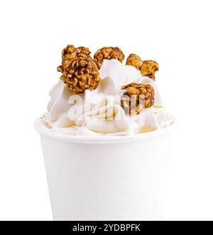 Milchshake mit Karamellsirup und Popcorn Stockfoto