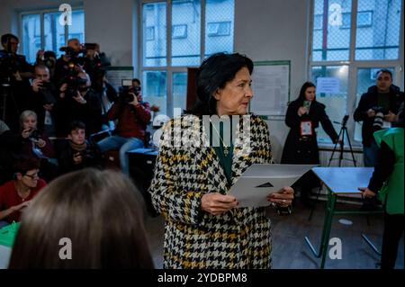 Tiflis, Georgien. Oktober 2024. Der Präsident der georgischen Republik, Salome Zourabichvili, kommt mit der Wahlkarte für die georgischen Wahlen am Wahlplatz an. (Foto von Maria Giulia Molinaro Vitale/SOPA Images/SIPA USA) Credit: SIPA USA/Alamy Live News Stockfoto