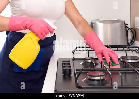 Reinigung einen Gasherd mit Küchengeräten, Haushalt Konzepte oder Hygiene und Reinigung. Stockfoto