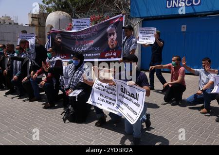 Gaza, Palästina. 11. Juni 2020. Palästinensische Jugendliche organisieren eine Demonstration gegen Rassismus und gegen die israelische Besatzung vor dem Hauptquartier der Vereinten Nationen in Gaza-Stadt. Die Veranstaltung war solidarisiert mit Black Lives Matter und gegen die Ermordung von George Floyd durch die Polizei am 25. Mai in Minneapolis, aber auch gegen die jüngere Ermordung der palästinensischen Iyad al-Hallaq durch israelische Polizeibeamte in Jerusalem. Die Demonstranten zogen klare institutionelle Parallelen zwischen der US-Polizei und den militarisierten israelischen Streitkräften und ihrer Brutalität gegenüber Afro-Amerikanern und Palästinensern. Sie haben auch d Stockfoto