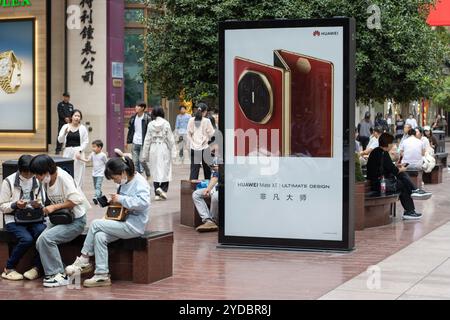 Werbeanzeigen für das Huawei Mate XT Ultimate Design Smartphone mit dreifacher Bildschirmanzeige sind am Montag, den 14. Oktober 2024, auf der Nanjing East Road in Shanghai, China, zu sehen. Stockfoto