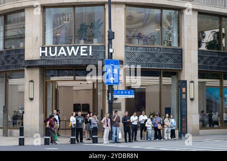 Außenansicht des Flagship-Stores von Huawei an der Nanjing East Road in Shanghai, China, am Montag, 14. Oktober 2024. Stockfoto