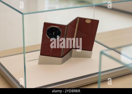 Die neuen Huawei Mate XT Ultimate Design Smartphones mit dreifacher Bildschirmanzeige wurden am 14. Oktober 2024 im Flagship Store von Huawei in Shanghai, China, vorgestellt. Stockfoto