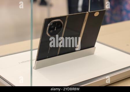 Die neuen Huawei Mate XT Ultimate Design Smartphones mit dreifacher Bildschirmanzeige wurden am 14. Oktober 2024 im Flagship Store von Huawei in Shanghai, China, vorgestellt. Stockfoto