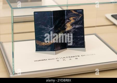 Die neuen Huawei Mate XT Ultimate Design Smartphones mit dreifacher Bildschirmanzeige wurden am 14. Oktober 2024 im Flagship Store von Huawei in Shanghai, China, vorgestellt. Stockfoto