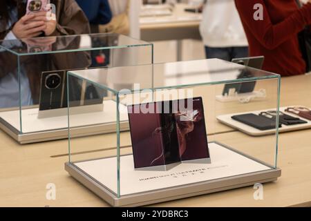 Huawei Mate XT Ultimate Design Smartphones mit dreifacher Bildschirmfunktion werden am Montag, den 14. Oktober 2024, im Flagship Store von Huawei in Shanghai, China, ausgestellt. Stockfoto