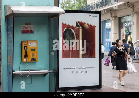Die Werbung für das neue Huawei Mate XT-Smartphone mit dreifachem Bildschirm ist am Montag, den 14. Oktober 2024, auf der Nanjing East Road in Shanghai, China, zu sehen. Stockfoto