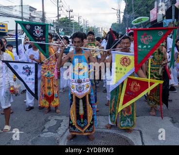 Ein Gläubiger läuft in einer Prozession, nachdem er während des jährlichen Vegetarian Festival in Phuket Town am Baan Tha Rua Schrein durchbohrt wurde. Das Festival brachte 15 Milliarden Thai Baht in die lokale Wirtschaft mit über 400.000 Besuchern ein. Stockfoto