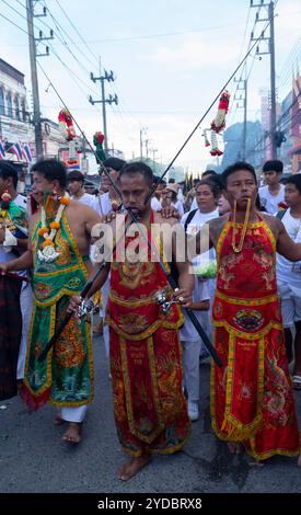 Ein Gläubiger läuft in einer Prozession, nachdem er während des jährlichen Vegetarian Festival in Phuket Town am Baan Tha Rua Schrein durchbohrt wurde. Das Festival brachte 15 Milliarden Thai Baht in die lokale Wirtschaft mit über 400.000 Besuchern ein. Stockfoto