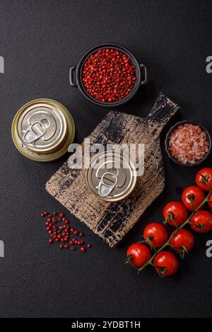 Metalldose mit Fleisch- oder Fischkonserven mit Schlüssel zum Öffnen Stockfoto