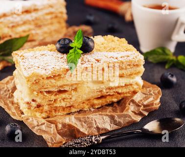 Gebackener Kuchen Napoleon, Millefeuille garniert mit Heidelbeere und Minze Stockfoto