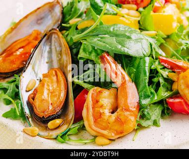 Salat mit Garnelen und Muscheln auf Teller Stockfoto