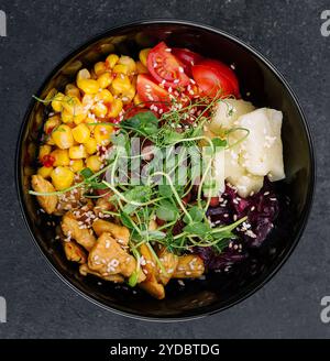 Salat mit Hühnchen und Gemüse. Gesundes Essen, Diät-Mittagessen Konzept. Stockfoto