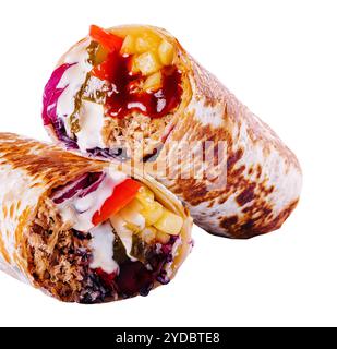 Frische Brötchen mit dünnem Lavash- oder Pita-Brot, gefüllt mit gegrilltem Fleisch Stockfoto