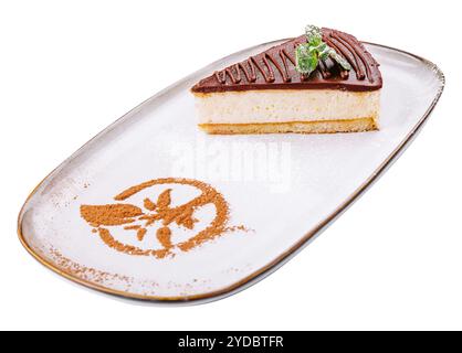 Ein Stück Schokoladenkäsekuchen mit Minzgeschmack auf Teller Stockfoto