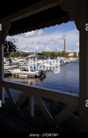 Kotka, Finnland. August 2024 - Blick auf den Hafen von Kotka von einem Pavillon im Sommer Stockfoto