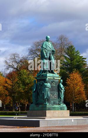 Karl-Friedrich-Denkmal auf dem Schlossplatz in Karlsruhe Stockfoto