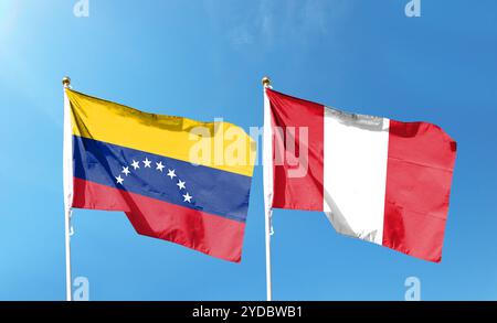 Venezolanische Flagge und peruanische Flagge am bewölkten Himmel. Fliegen Sie in den Himmel Stockfoto